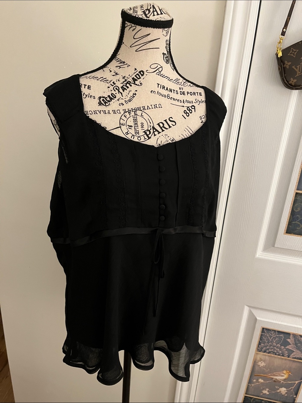 😃Women’s Black Sleeveless Scoop-Neck Camisole with Button Front